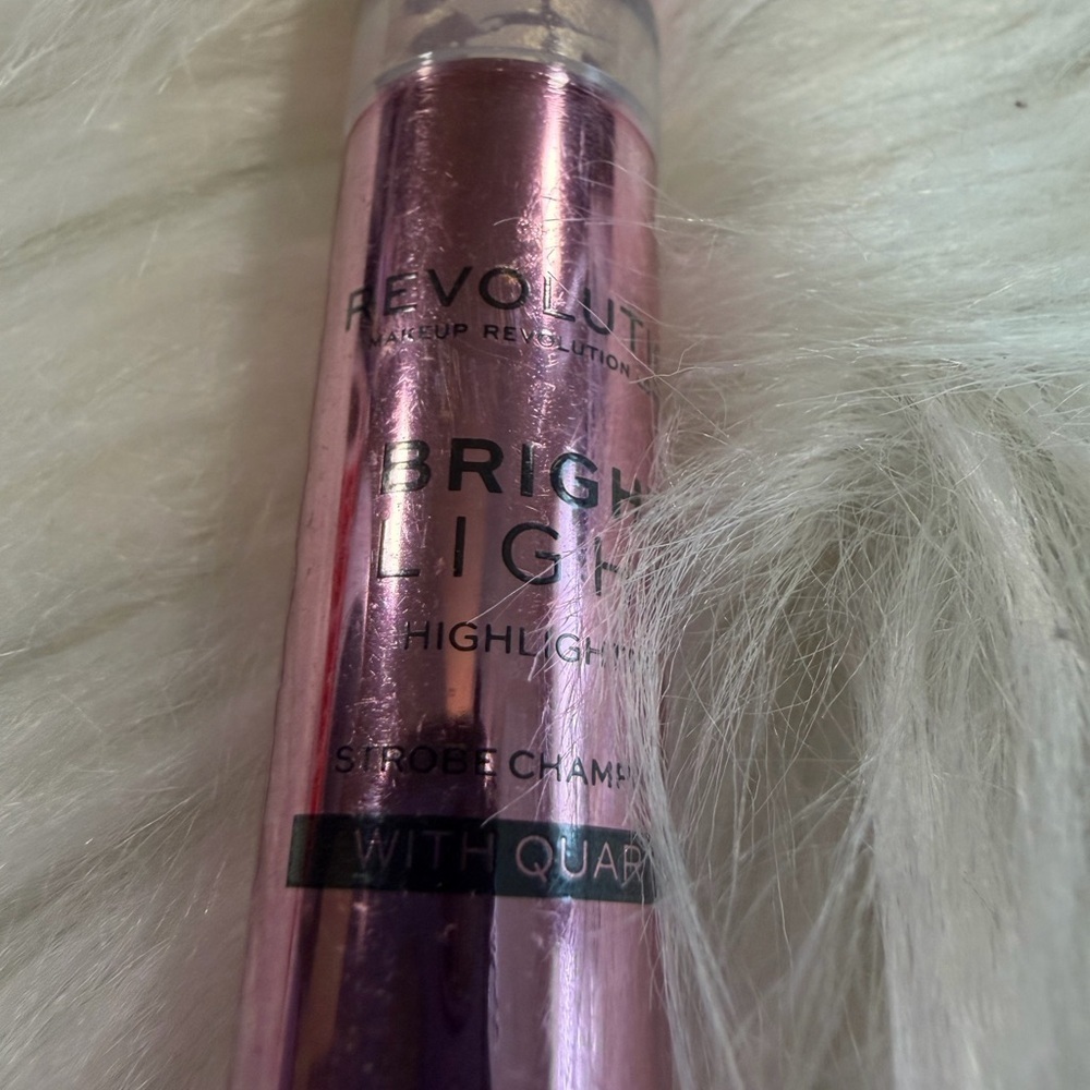 🩷5/$10 Revolution Illuminating Highlighter - Picture 2 of 5
